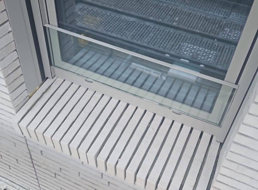 Fensterbank aus stehenden Klinkern