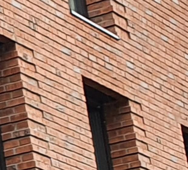 Tiefe Fensterlaibung aus rotem Klinker