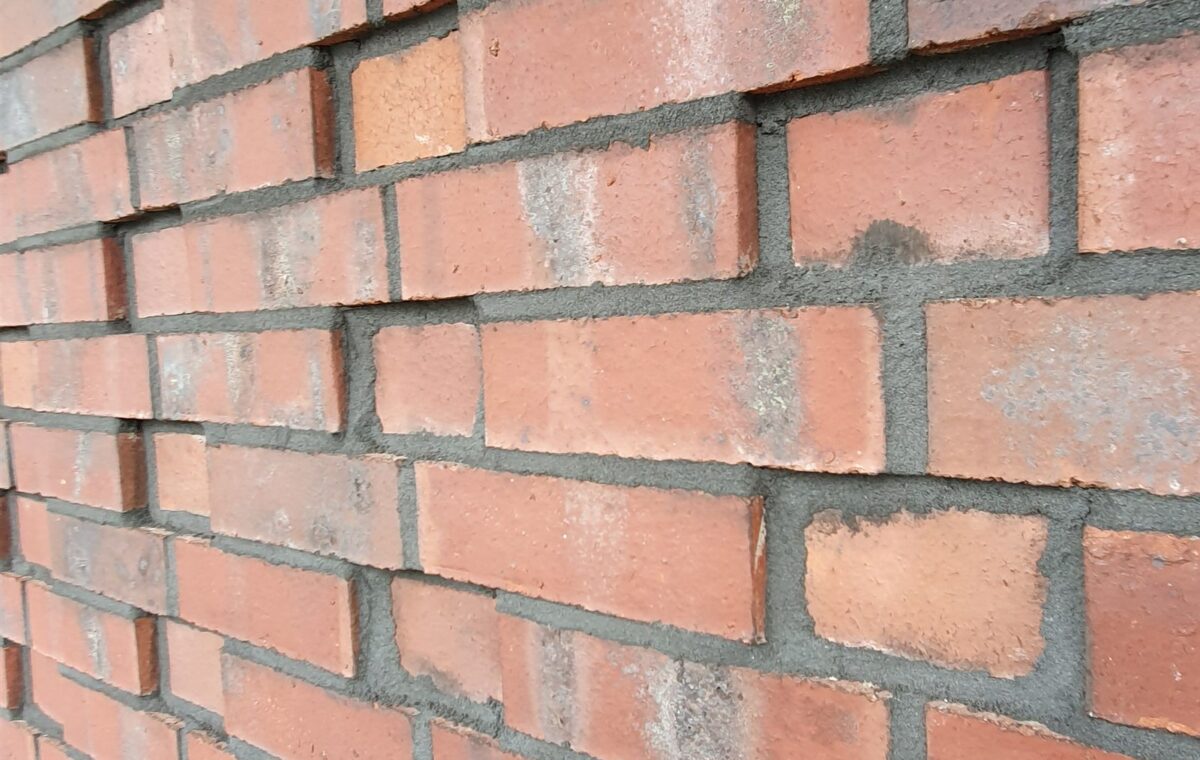 Untersicht einer Klinkerfläche