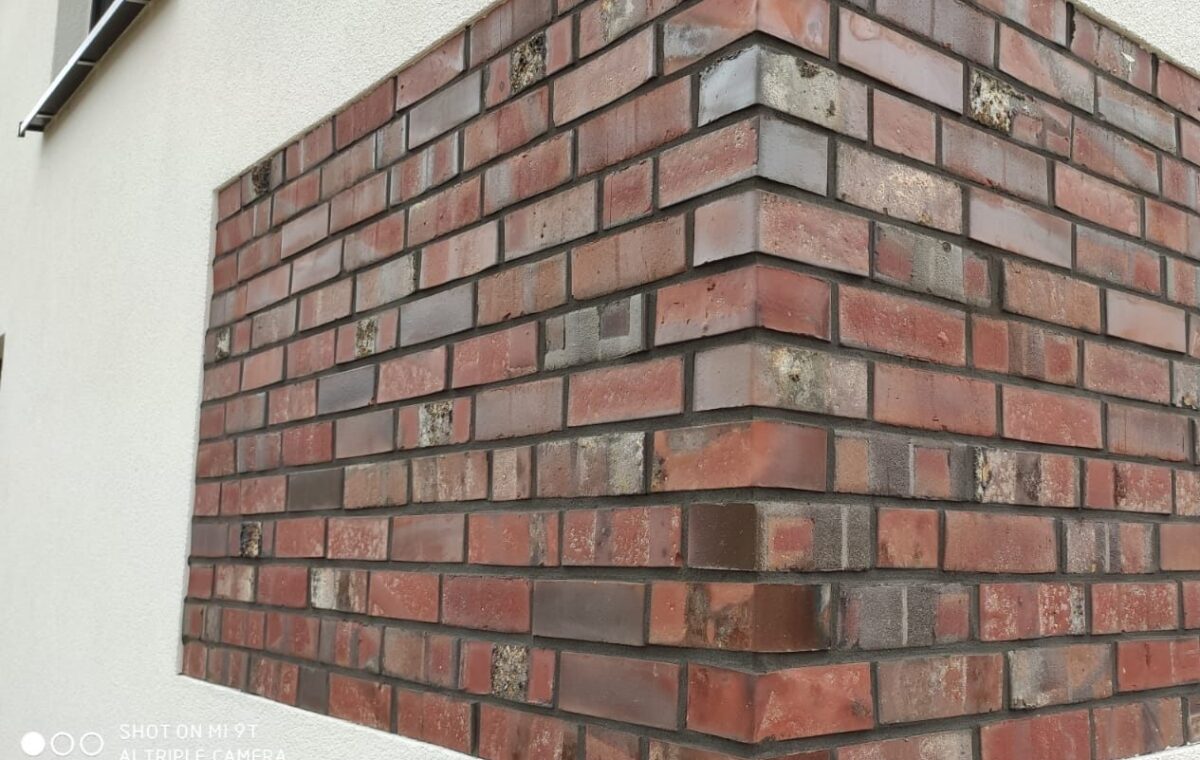 Gebäudeecke aus rotem Klinker
