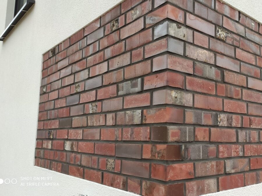 Gebäudeecke aus rotem Klinker
