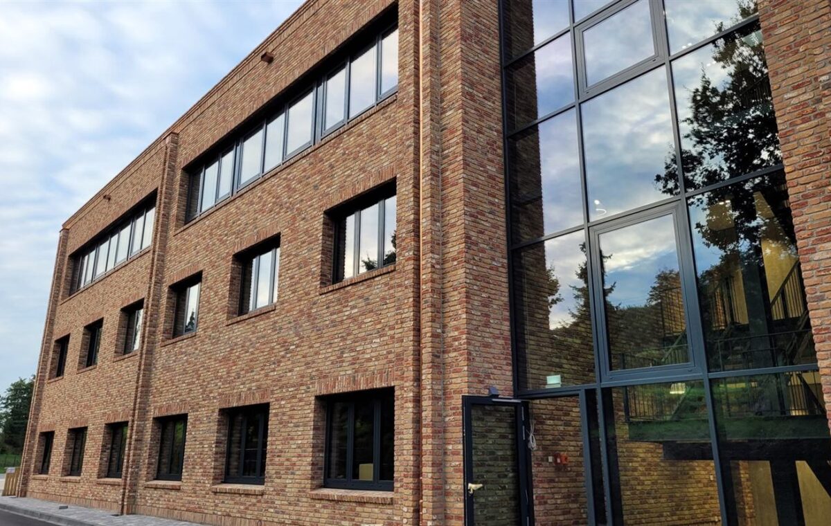 Klinkerfassade mit großer Glasfront