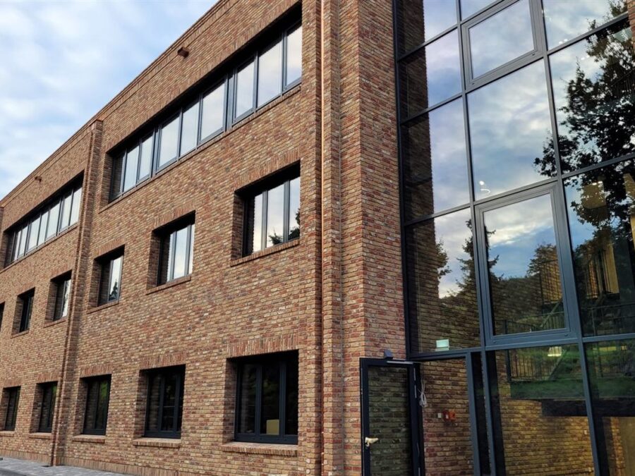 Klinkerfassade mit großer Glasfront