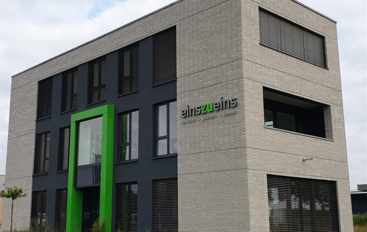 Verwaltungsgebäude mit grauem Klinker