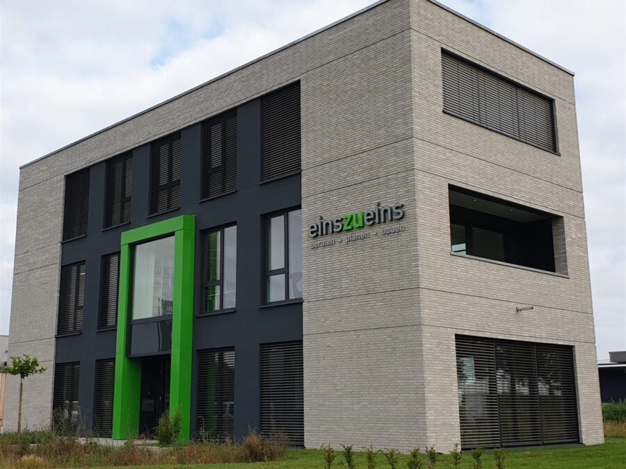Verwaltungsgebäude mit grauem Klinker