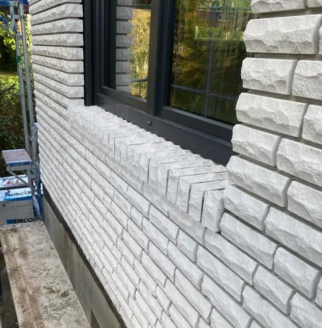 Weiß geschlämmte Klinkerfläche an einem Fenster
