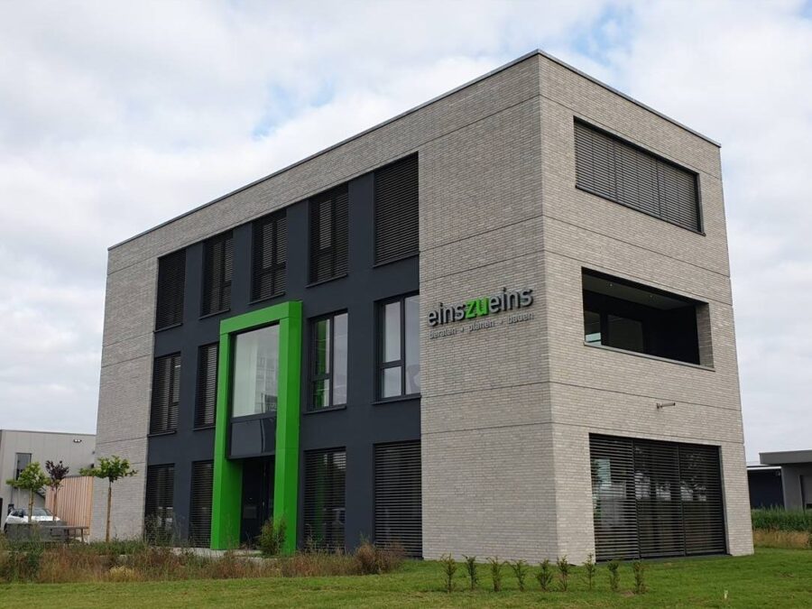 Verwaltungsgebäude, grauer Klinker