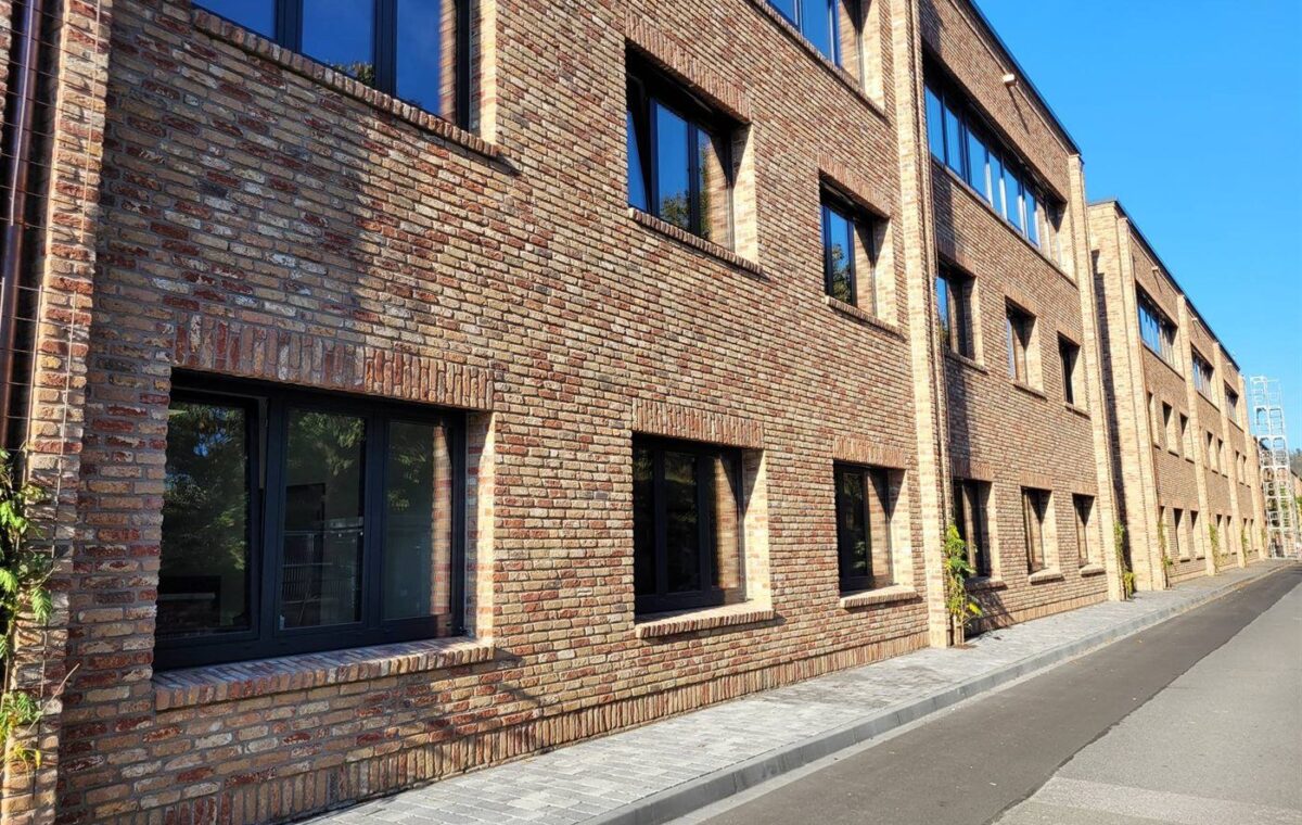 Wohngebäude mit rotbraunem Klinker