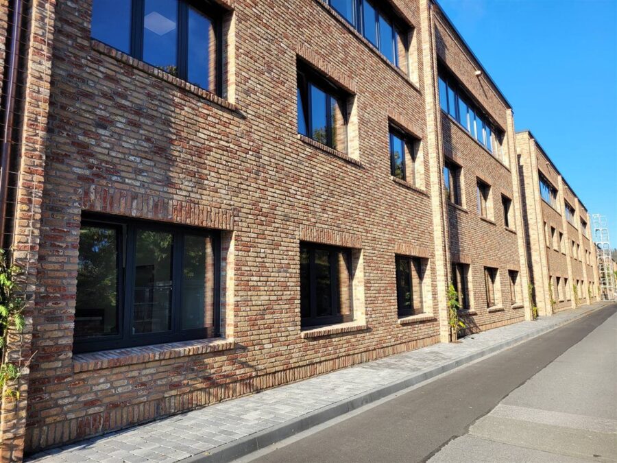 Wohngebäude mit rotbraunem Klinker